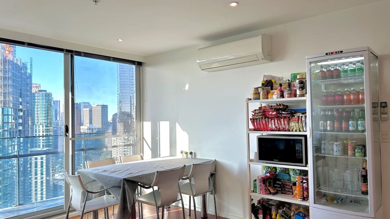 Furnished room in a flatshare