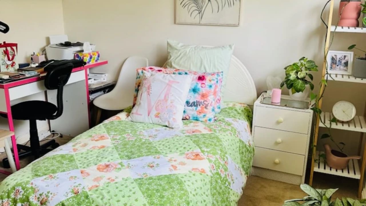 Furnished room in a share house