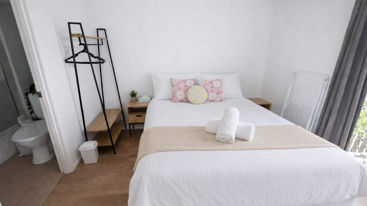 Furnished room with ensuite in a flatshare