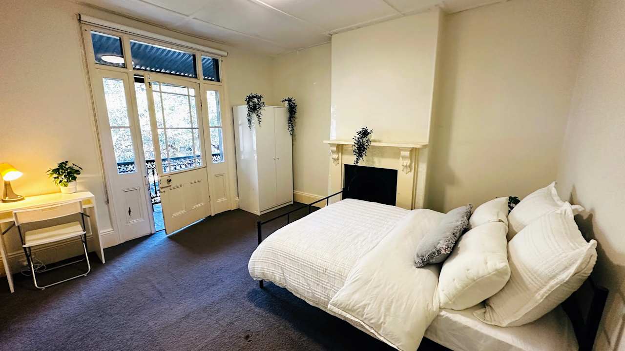 Furnished room in a flatshare