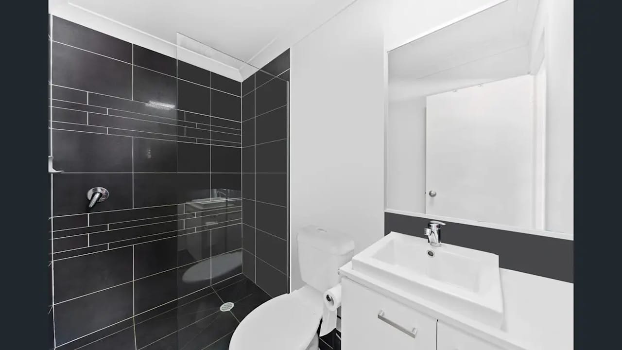 Unfurnished room with ensuite in a flatshare