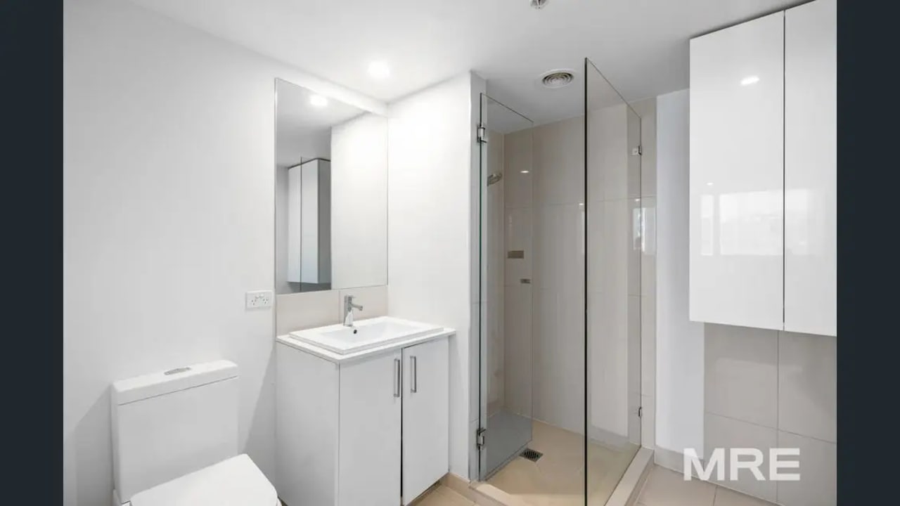 Unfurnished room studio flat for rent