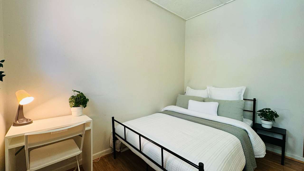 Furnished room in a flatshare