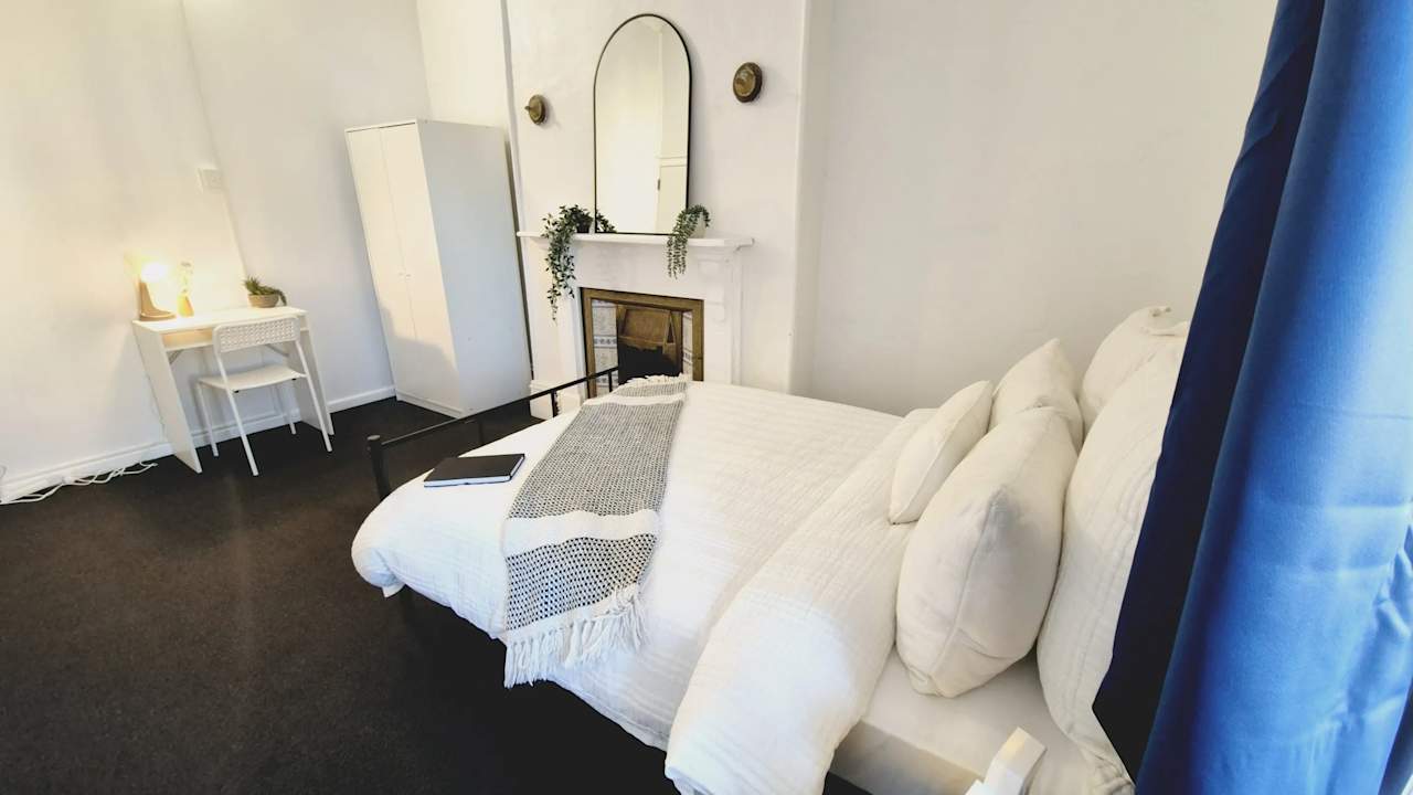 Furnished room in a flatshare