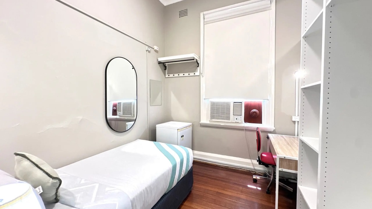 Furnished room in a flatshare