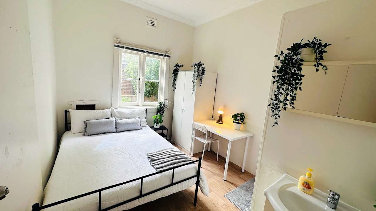 Furnished room with ensuite in a flatshare