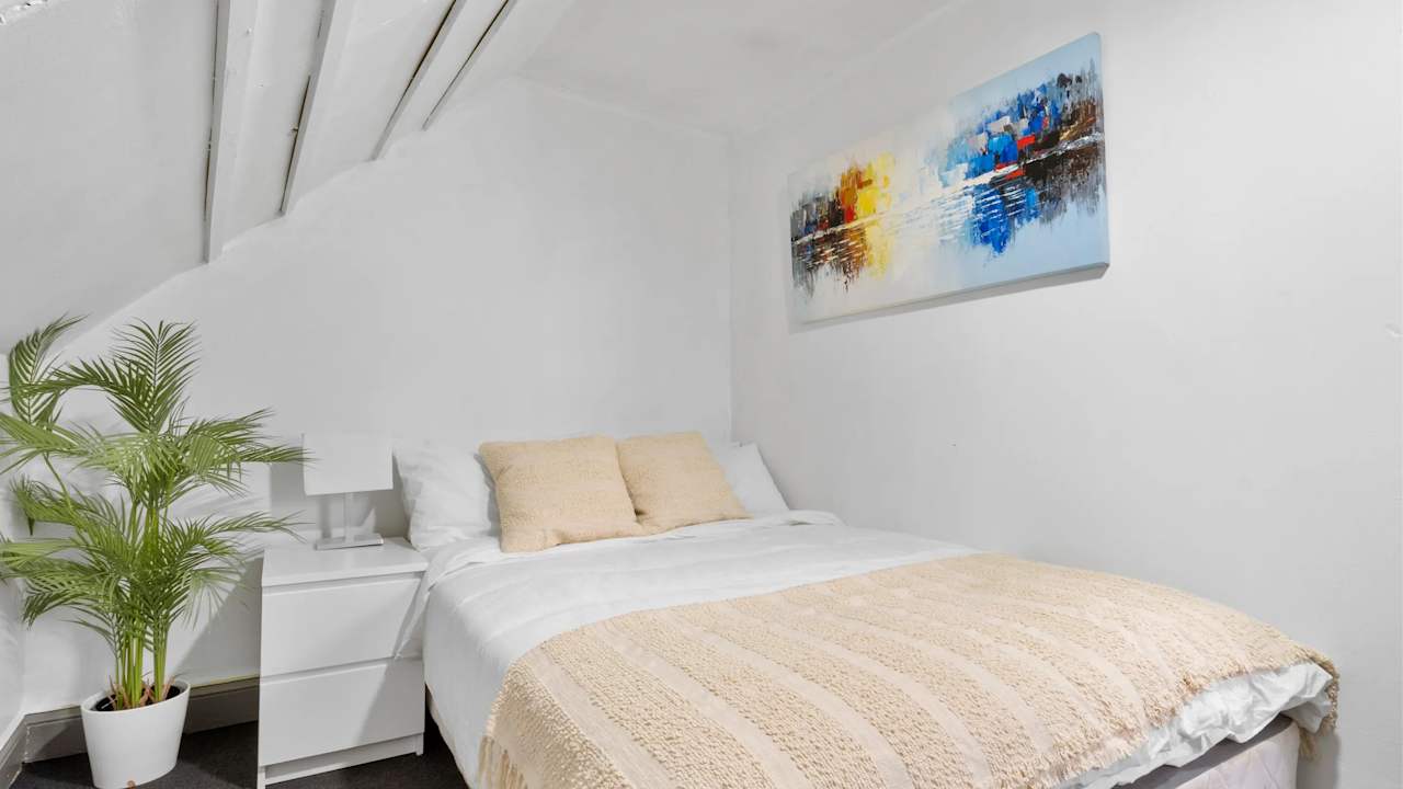 Furnished room in a flatshare