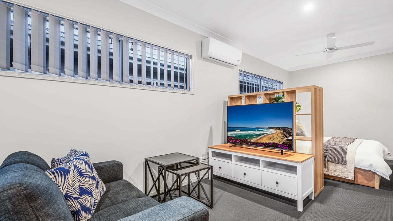 Whole property with 1 room for rent