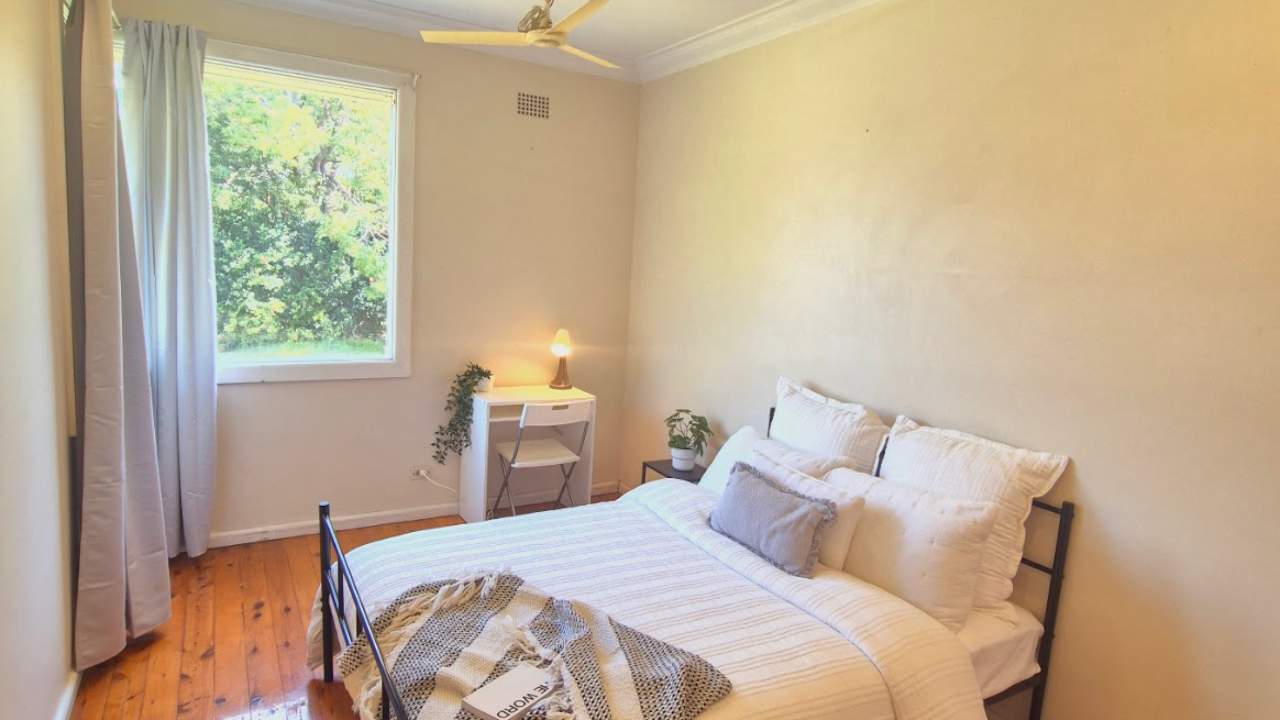 Furnished room in a flatshare