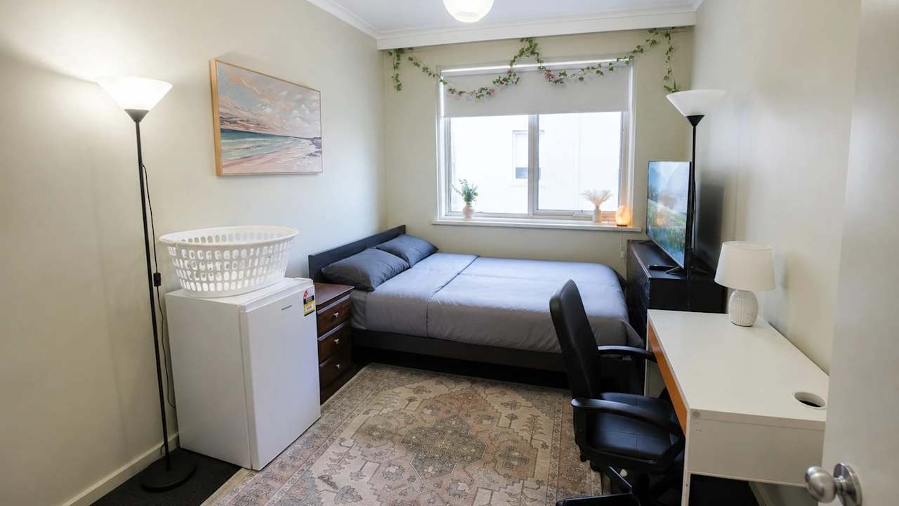 Furnished room in a flatshare