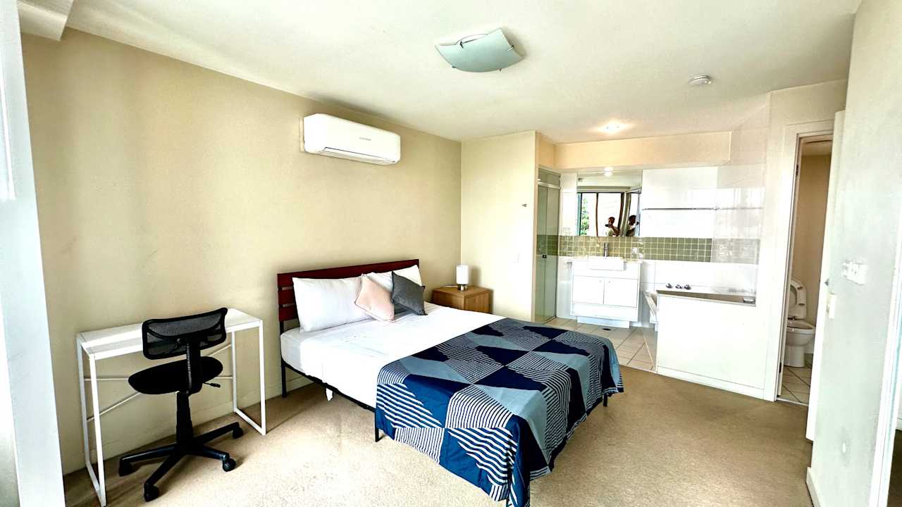 Furnished room with ensuite in a flatshare