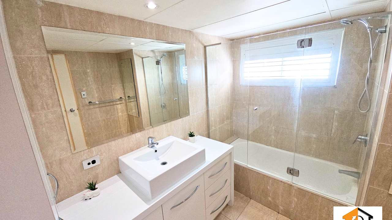 Furnished room in a flatshare