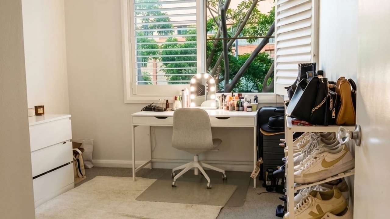 Unfurnished room in a flatshare