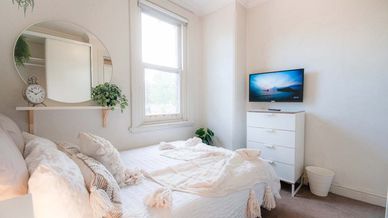 Furnished room in a share house