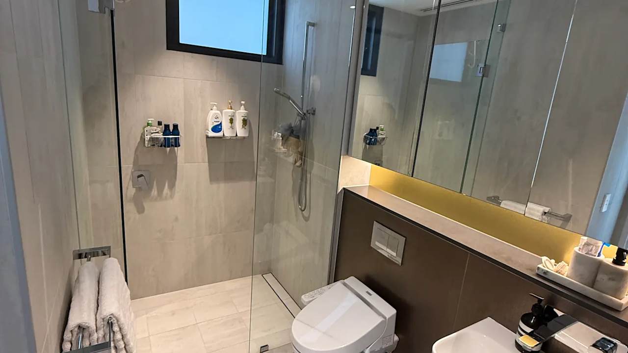 Whole property with 1 room for rent