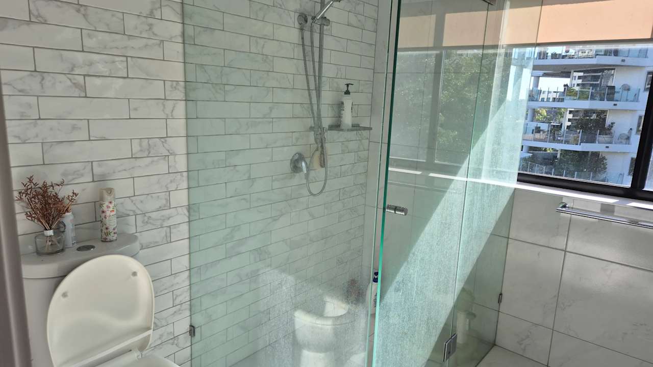 Furnished room with ensuite in a flatshare