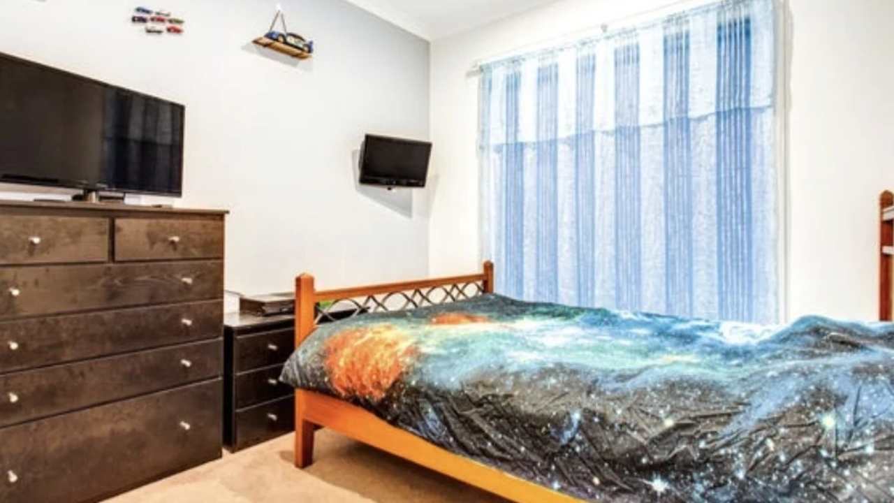 Unfurnished room in a share house