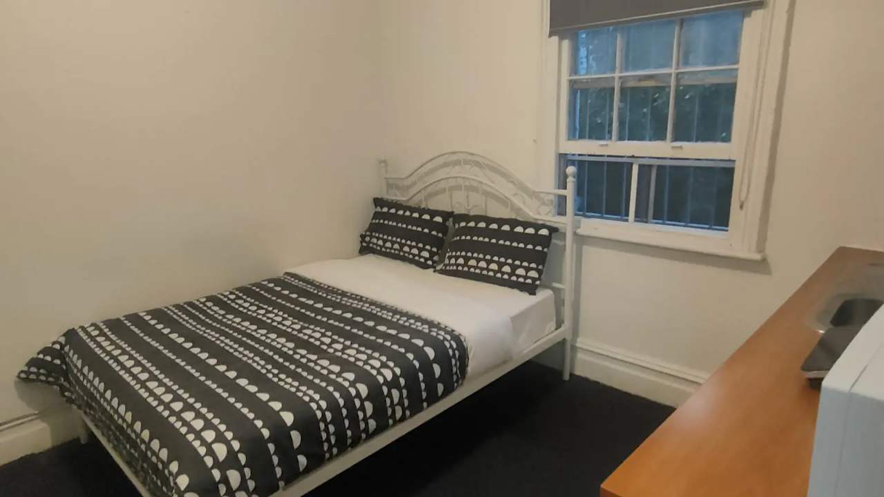 Furnished room in a flatshare