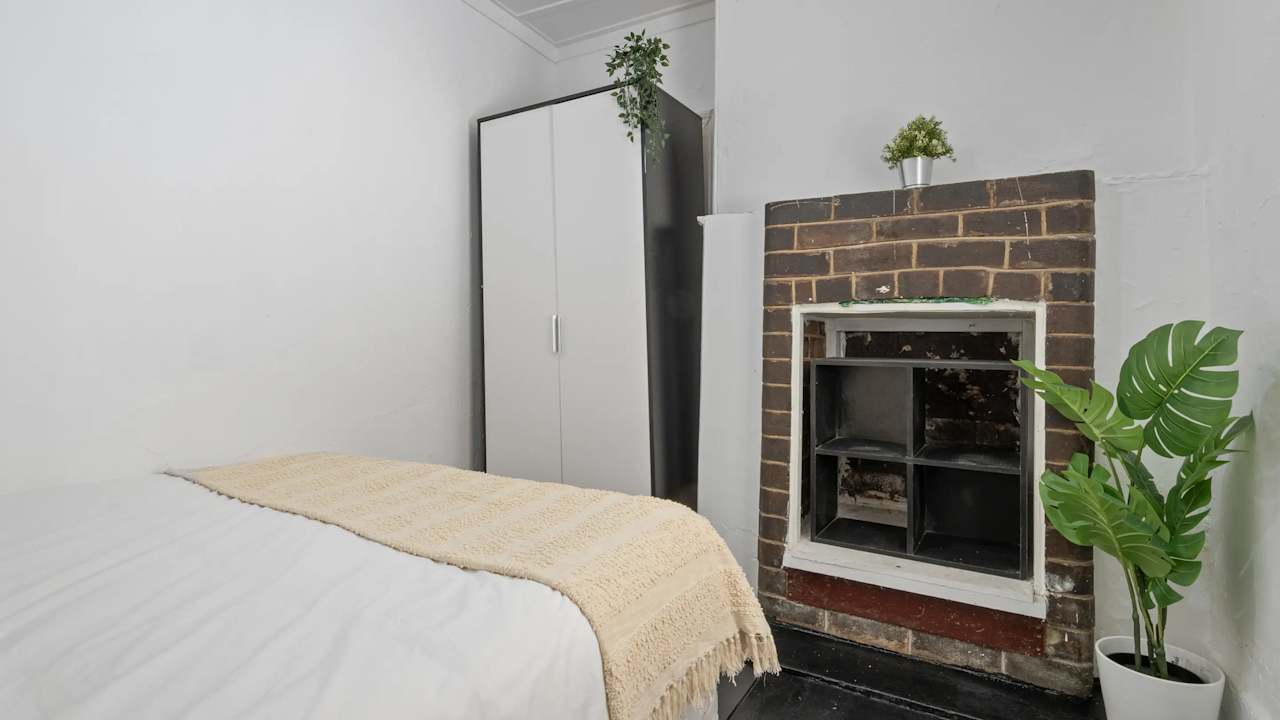 Furnished room in a share house