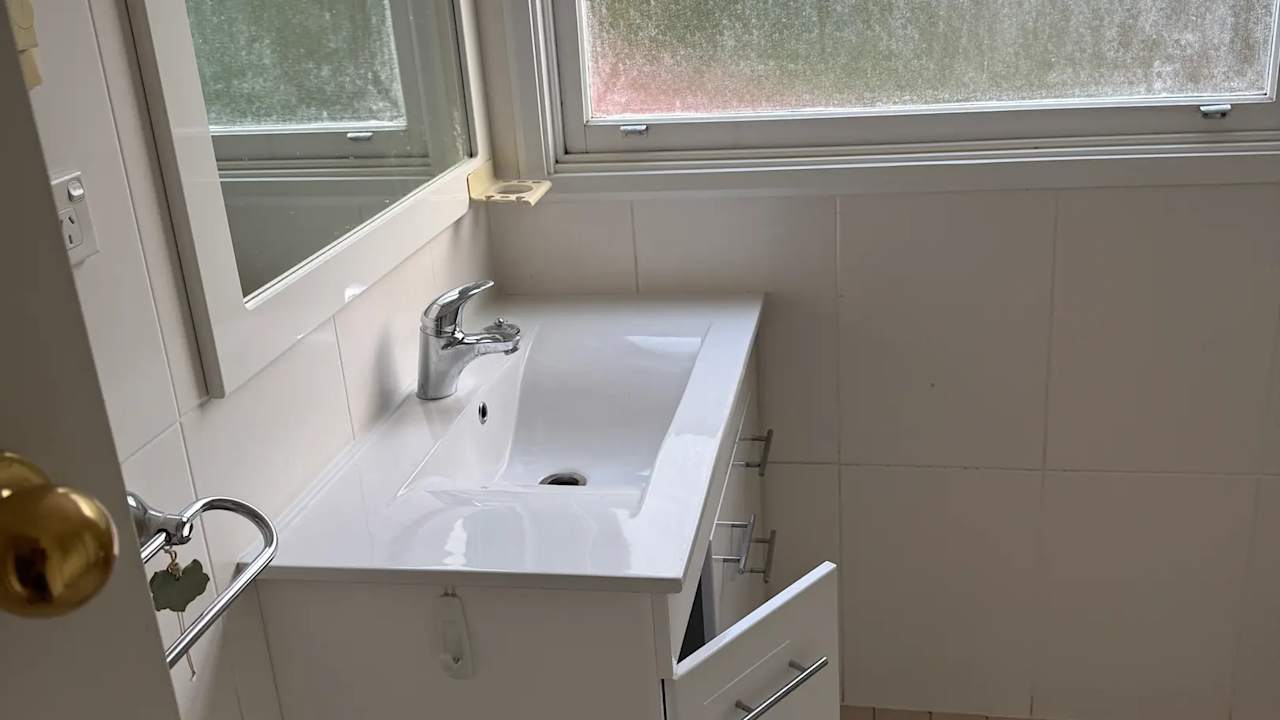 Room in a share house