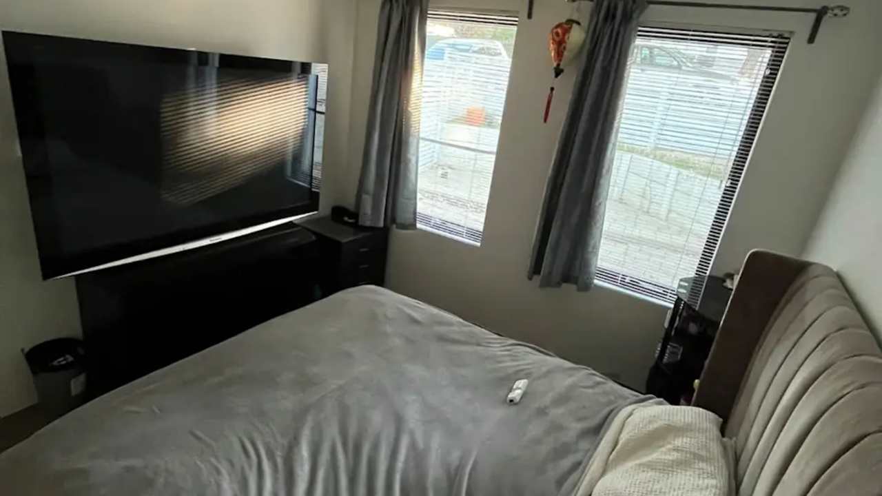 Furnished room in a share house