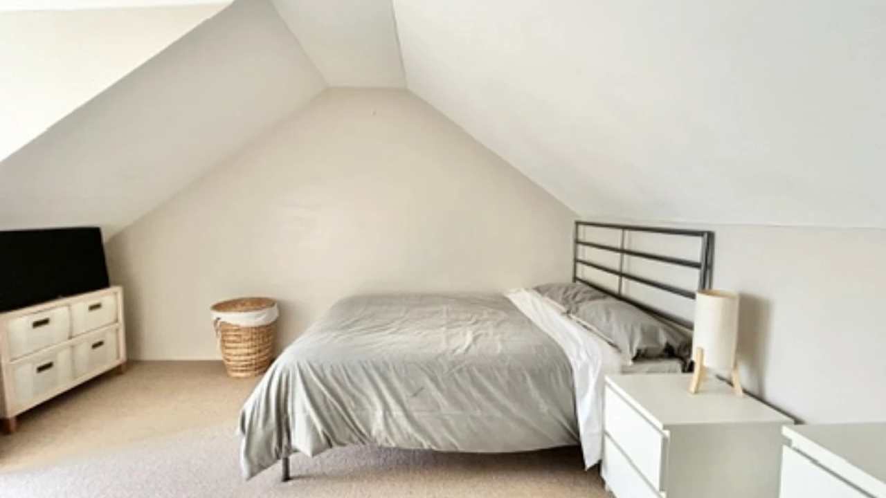 Furnished room in a share house