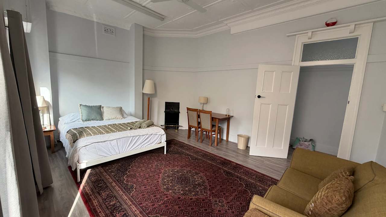 Furnished room in a flatshare