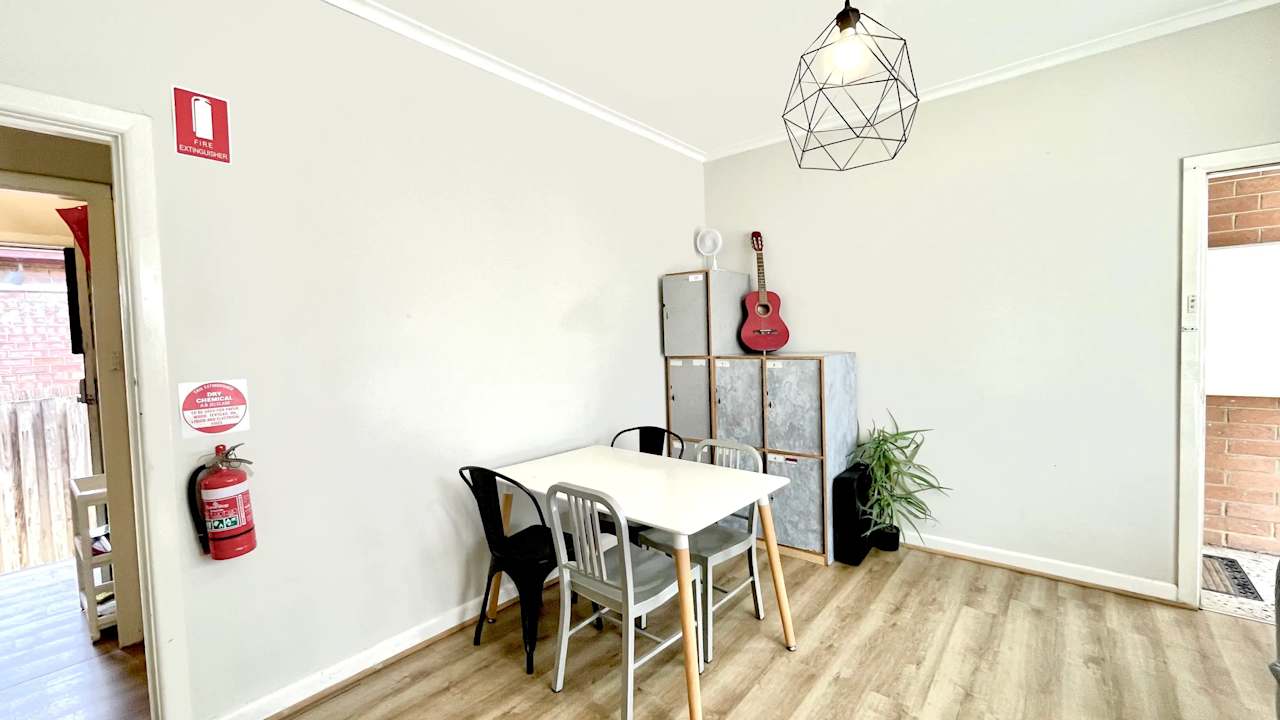 Furnished room in a flatshare