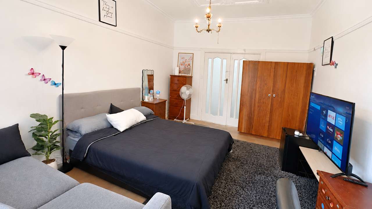 Furnished room in a flatshare