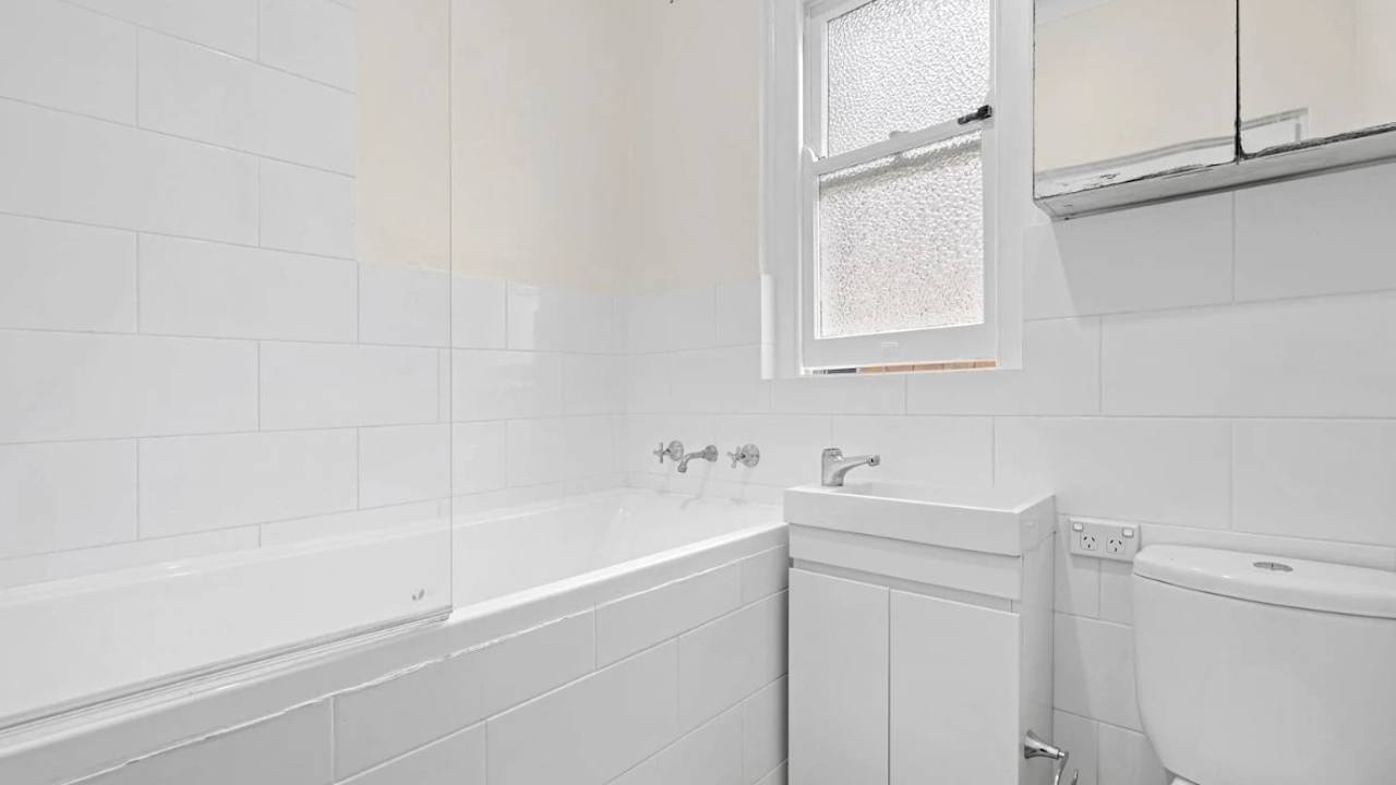 Unfurnished room in a flatshare