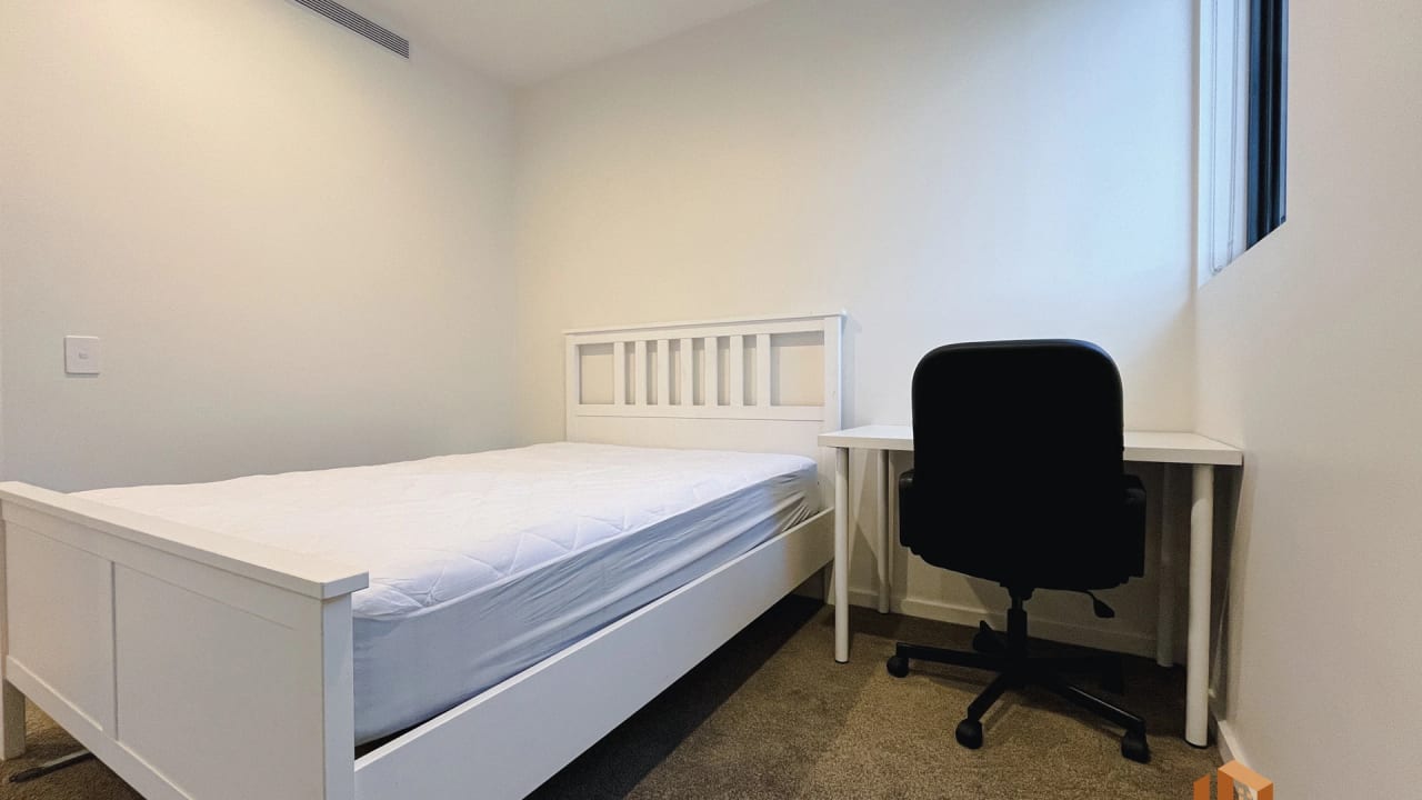 Furnished room with ensuite in a flatshare