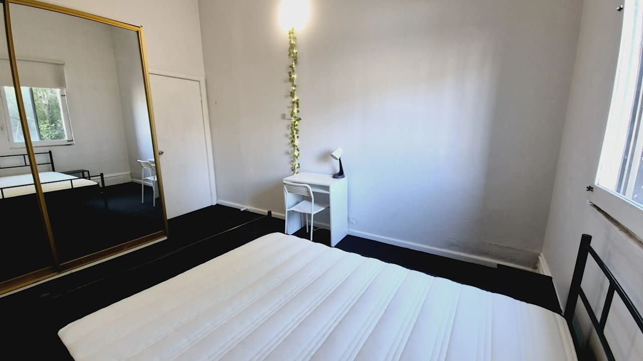 Furnished room in a flatshare