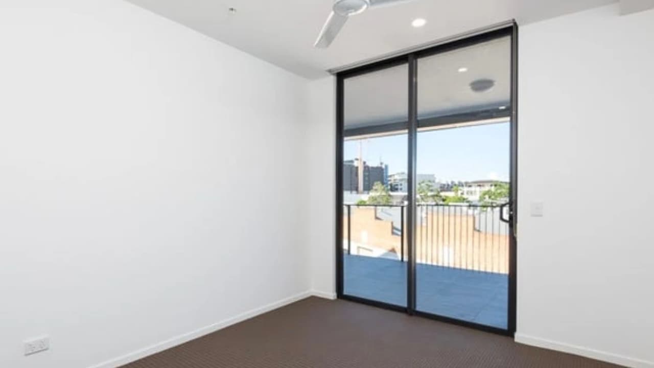 Unfurnished room with own bathroom