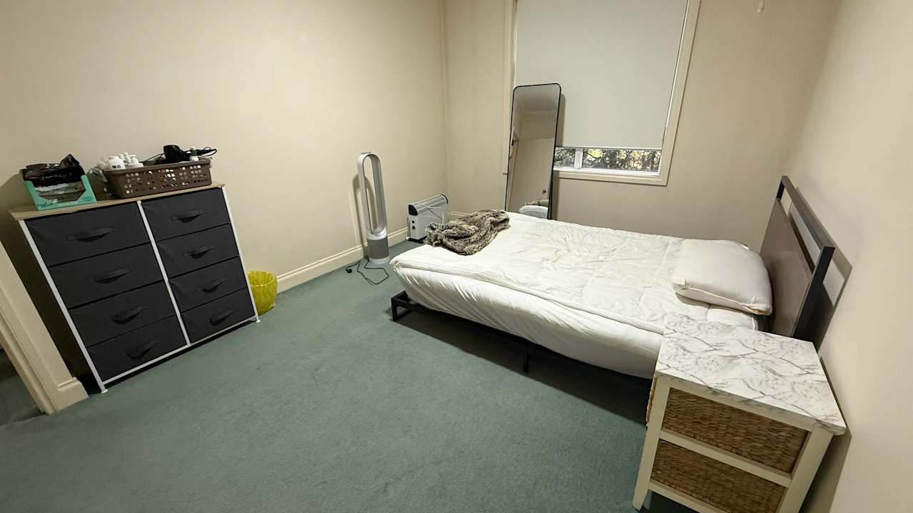 Furnished room in a flatshare