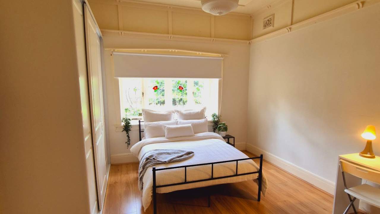 Furnished room in a flatshare
