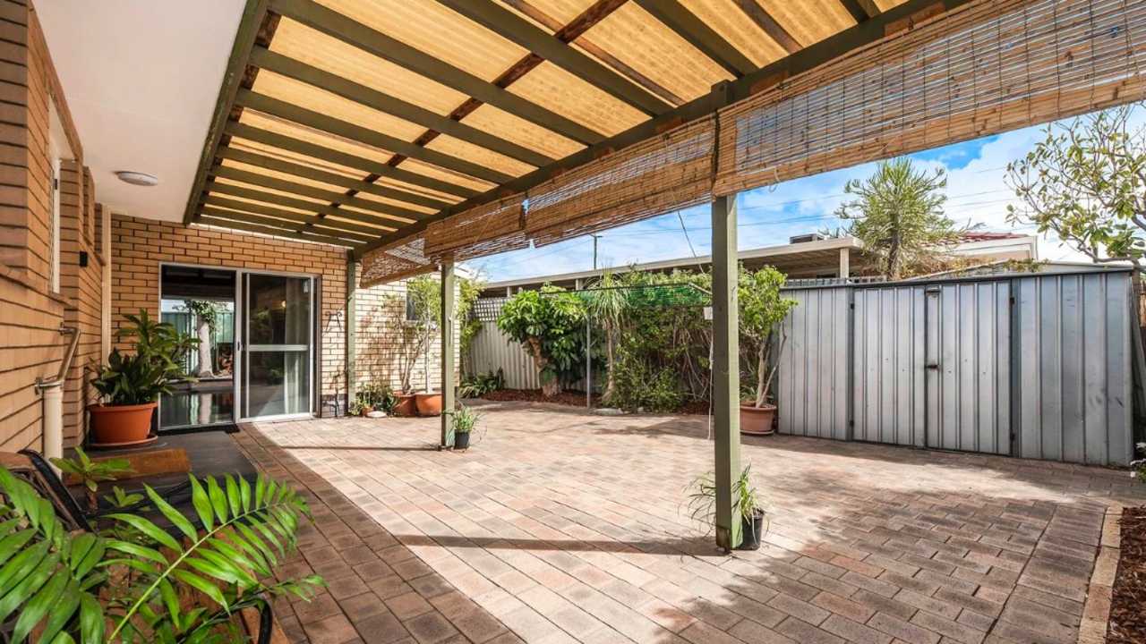 Whole property with 2 rooms for rent