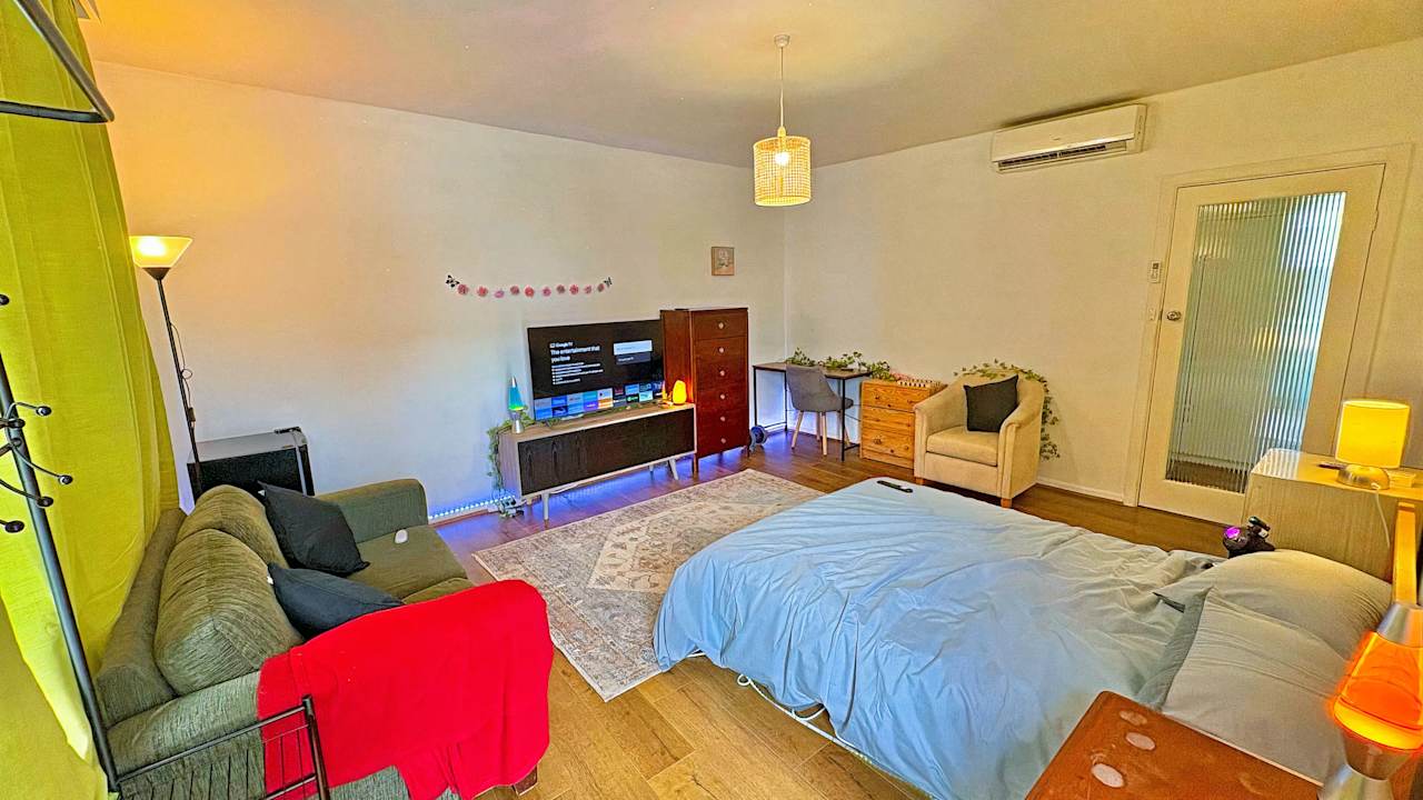 Furnished room in a flatshare