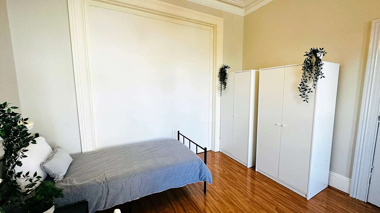 Furnished room in a flatshare