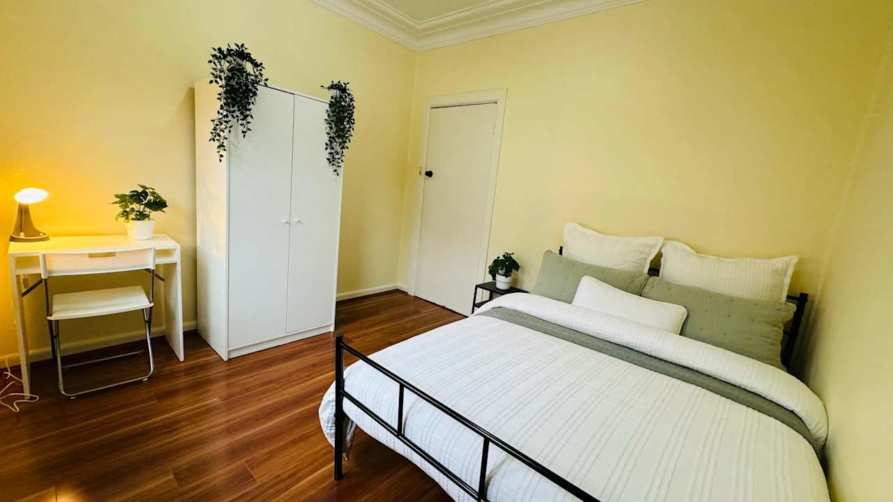 Furnished room in a flatshare