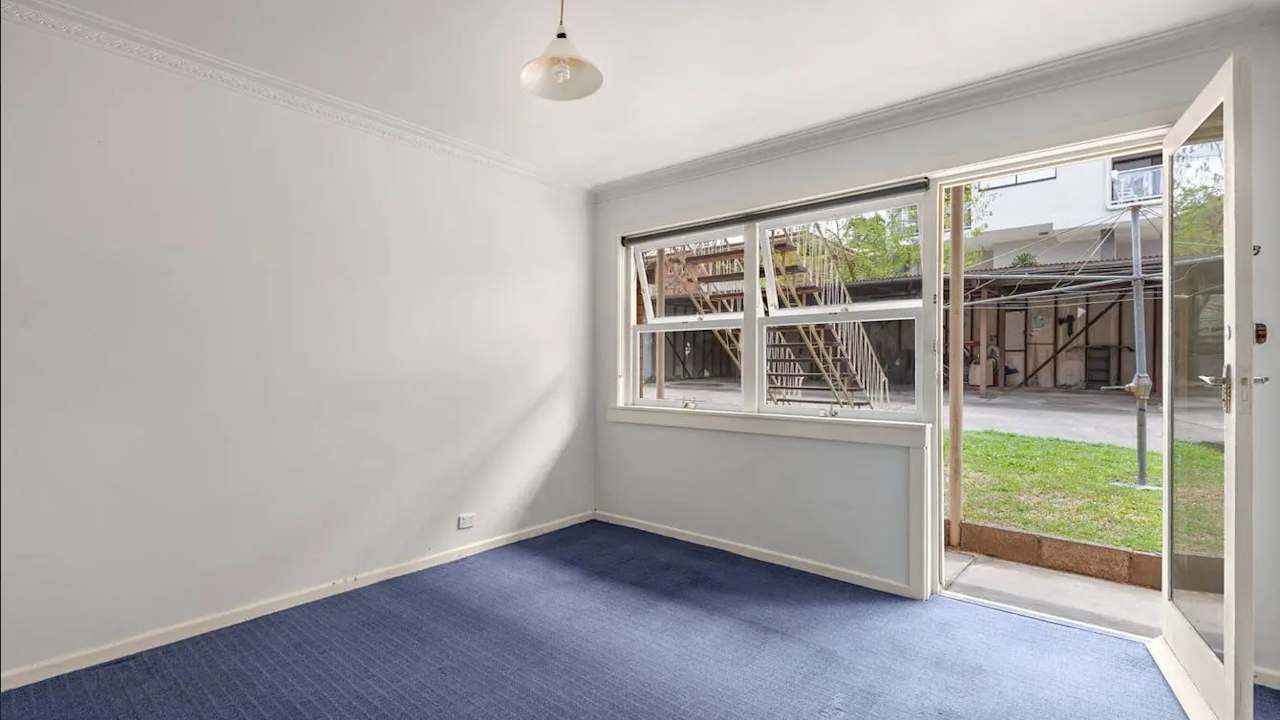 Unfurnished room studio flat for rent