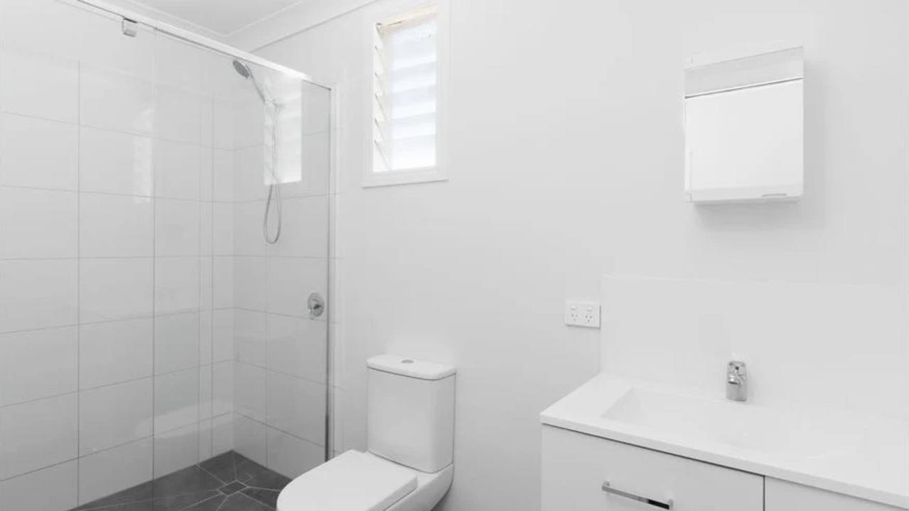 Unfurnished room studio flat for rent