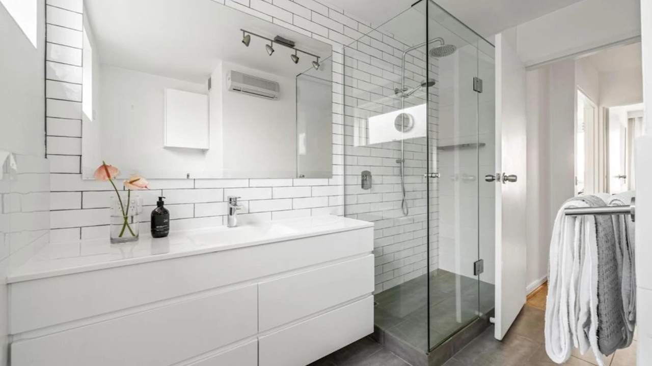 Unfurnished room in a flatshare