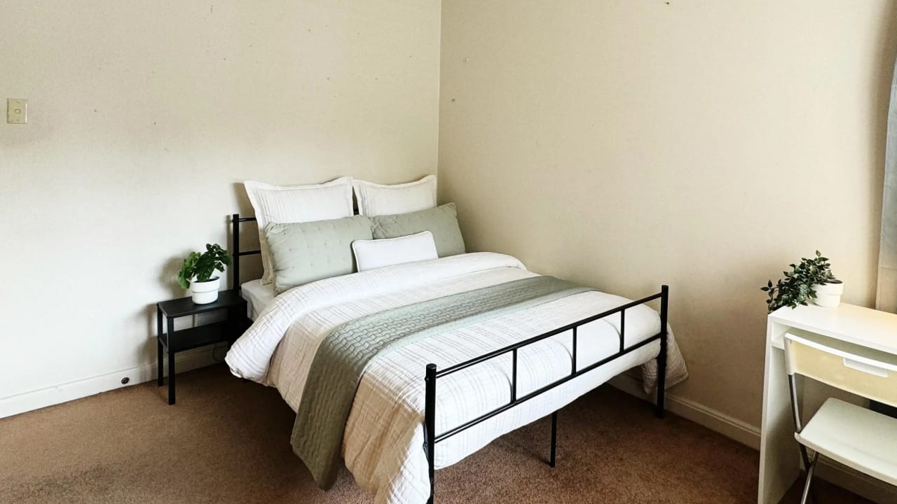 Furnished room in a share house