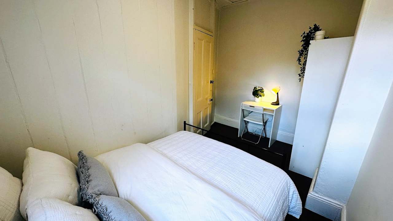 Furnished room in a flatshare