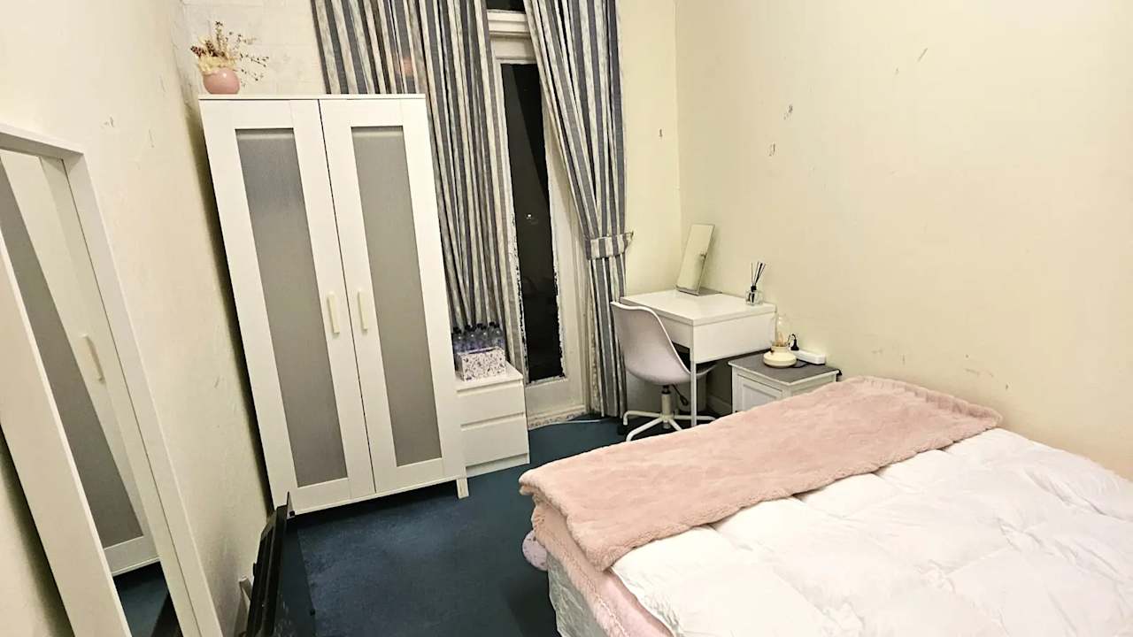 Furnished room in a share house