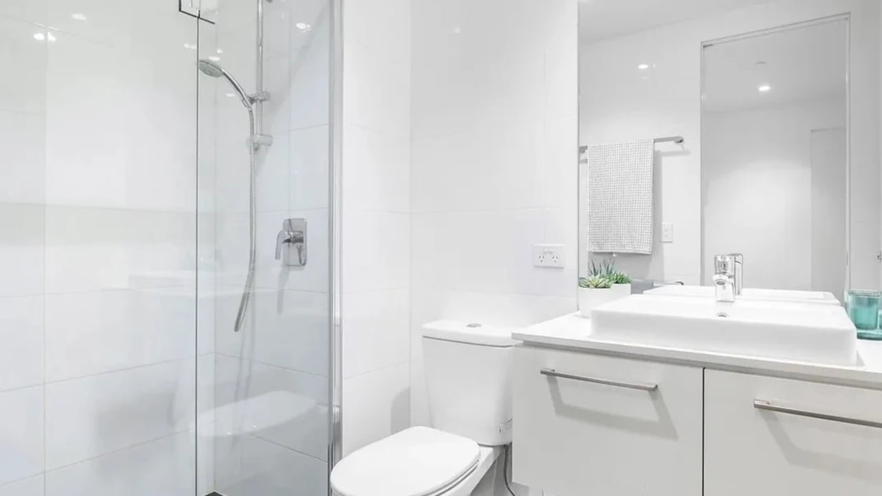 Furnished room with ensuite in a flatshare