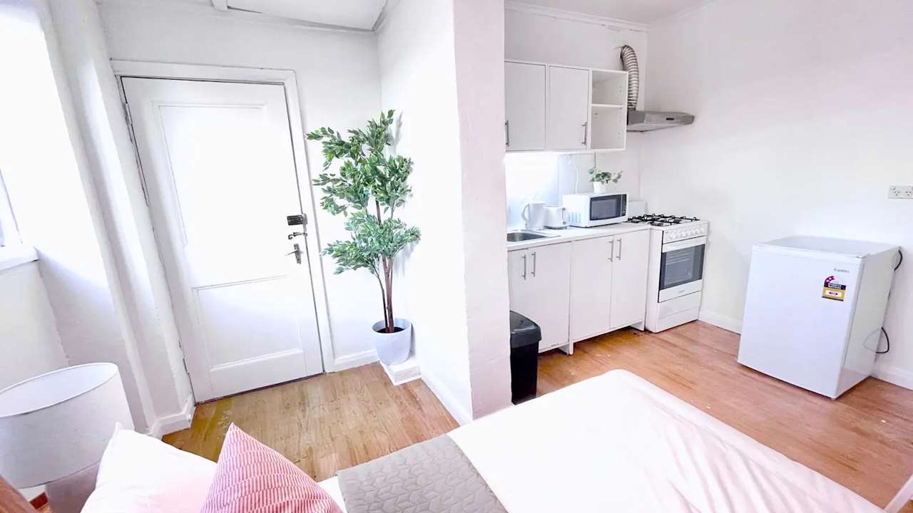 Room studio flat for rent