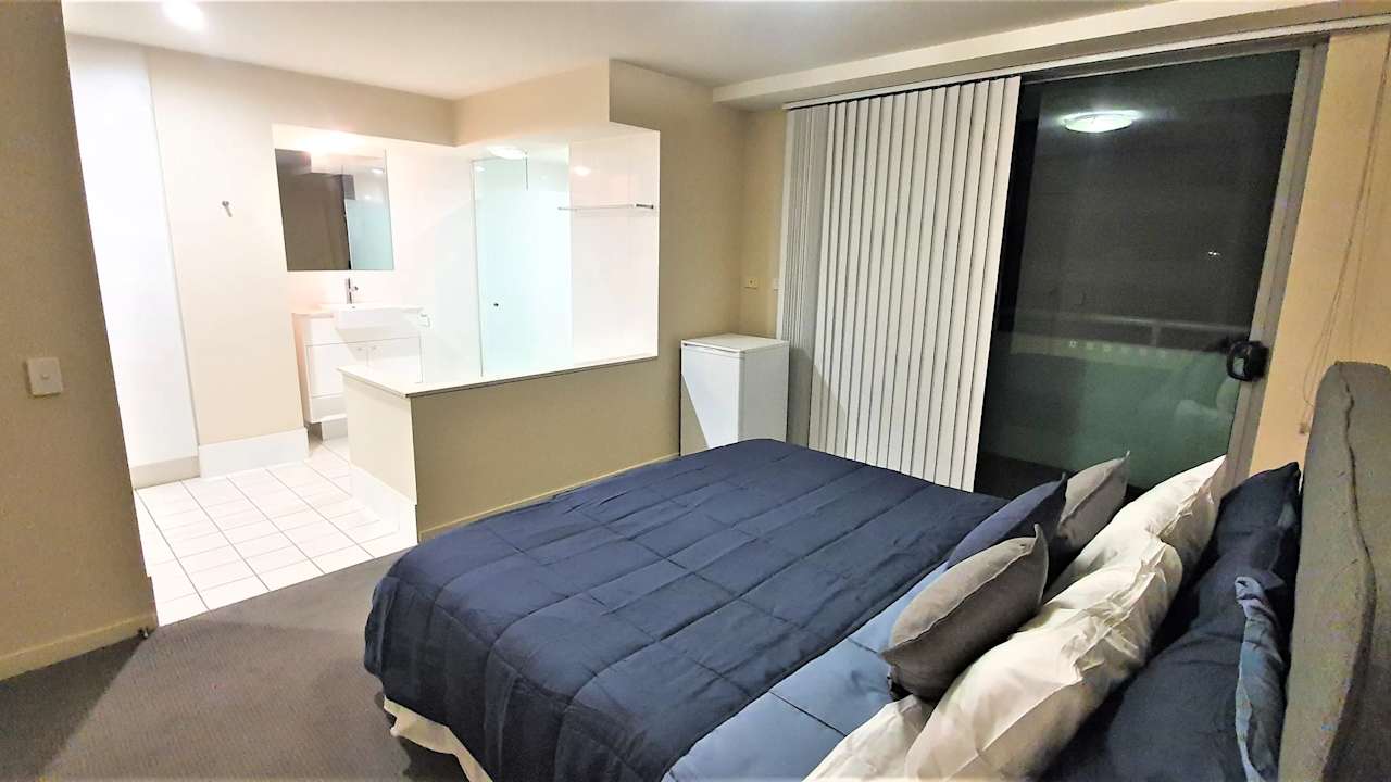 Furnished room with ensuite in a flatshare