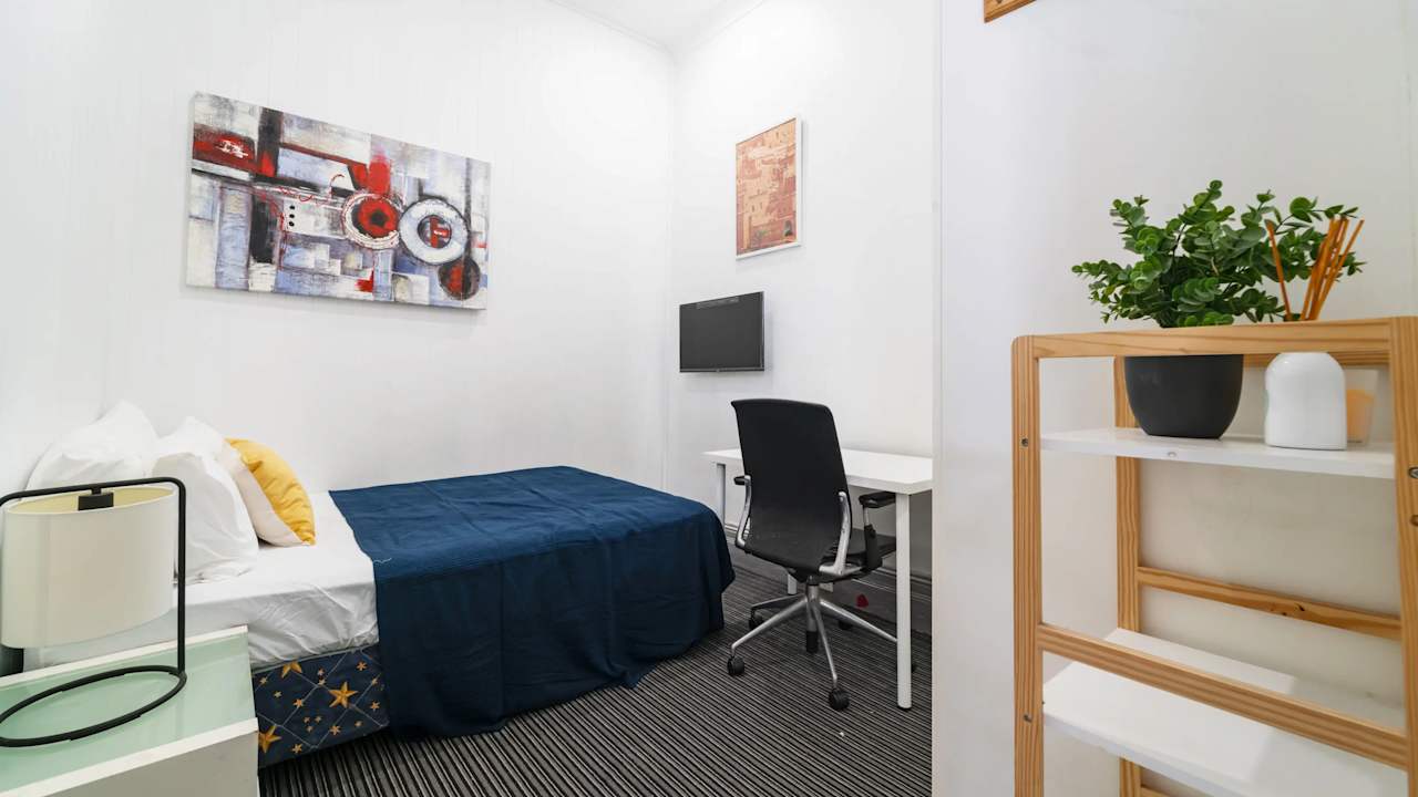 Furnished room in a flatshare