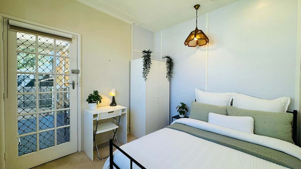 Furnished room in a flatshare